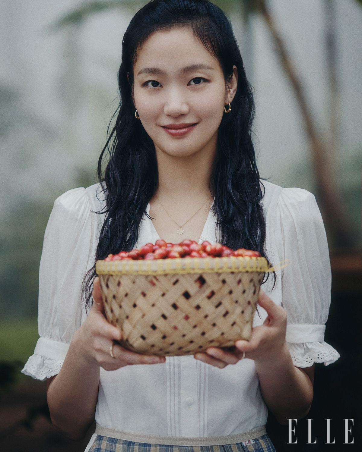 바구니 한가득 신선한 커피 체리를 담고 미소 짓는 김고은. 이렇게 수확한 체리는 현지에서 가공 과정을 거쳐 네스프레소 본사가 있는 스위스로 보내진다.