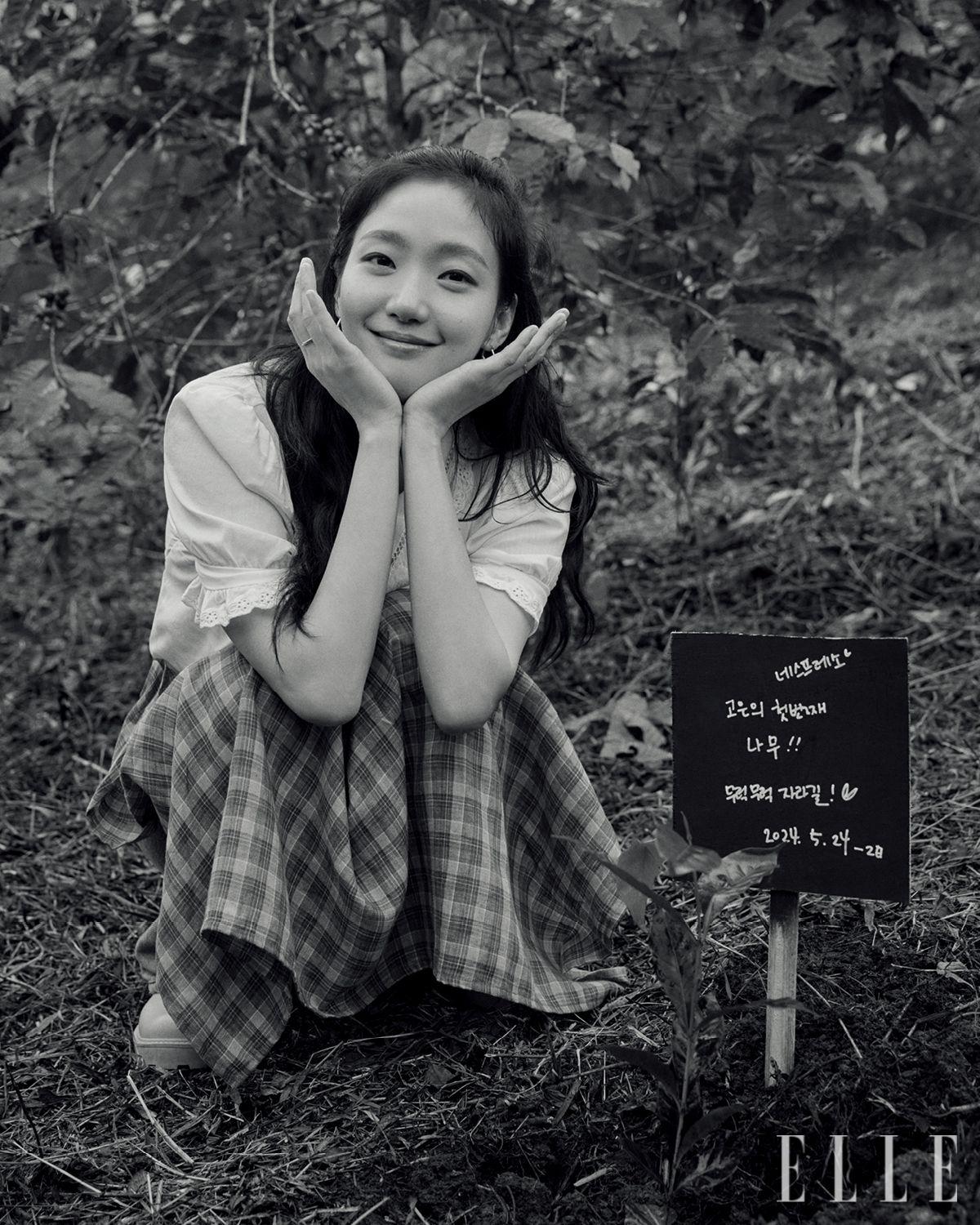 이 모든 것의 시작이 되는 커피 묘목을 심고 그 앞에서 기념사진을 남겼다. 