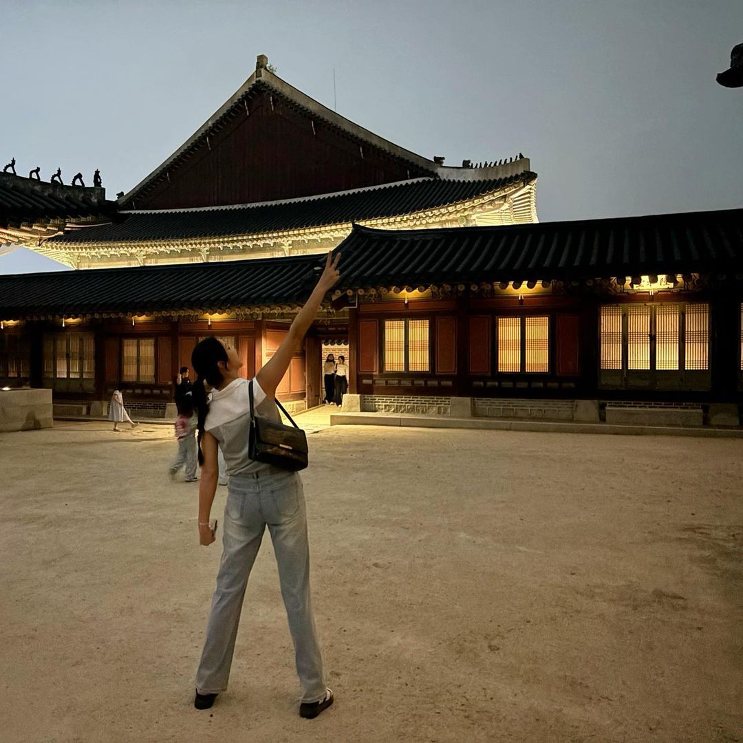 경복궁 배경으로 인증샷 남긴 김옥빈 