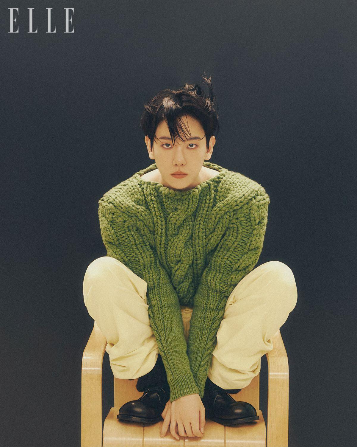 니트와 팬츠는 모두 Loewe. 신발은 We11Done.