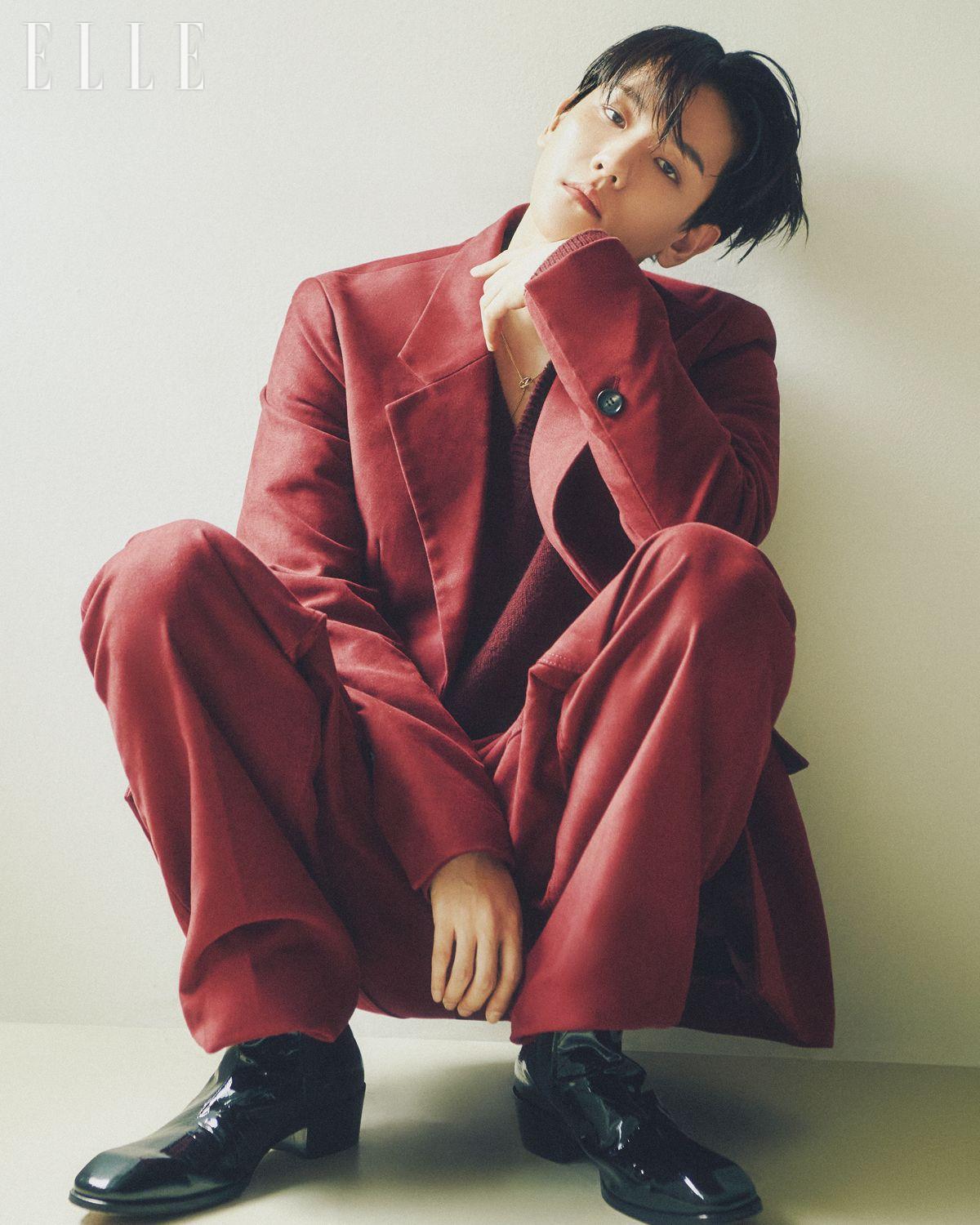 재킷과 니트, 팬츠는 모두 Ferragamo. 워커는 Saint Laurent. 네크리스는 Cartier.