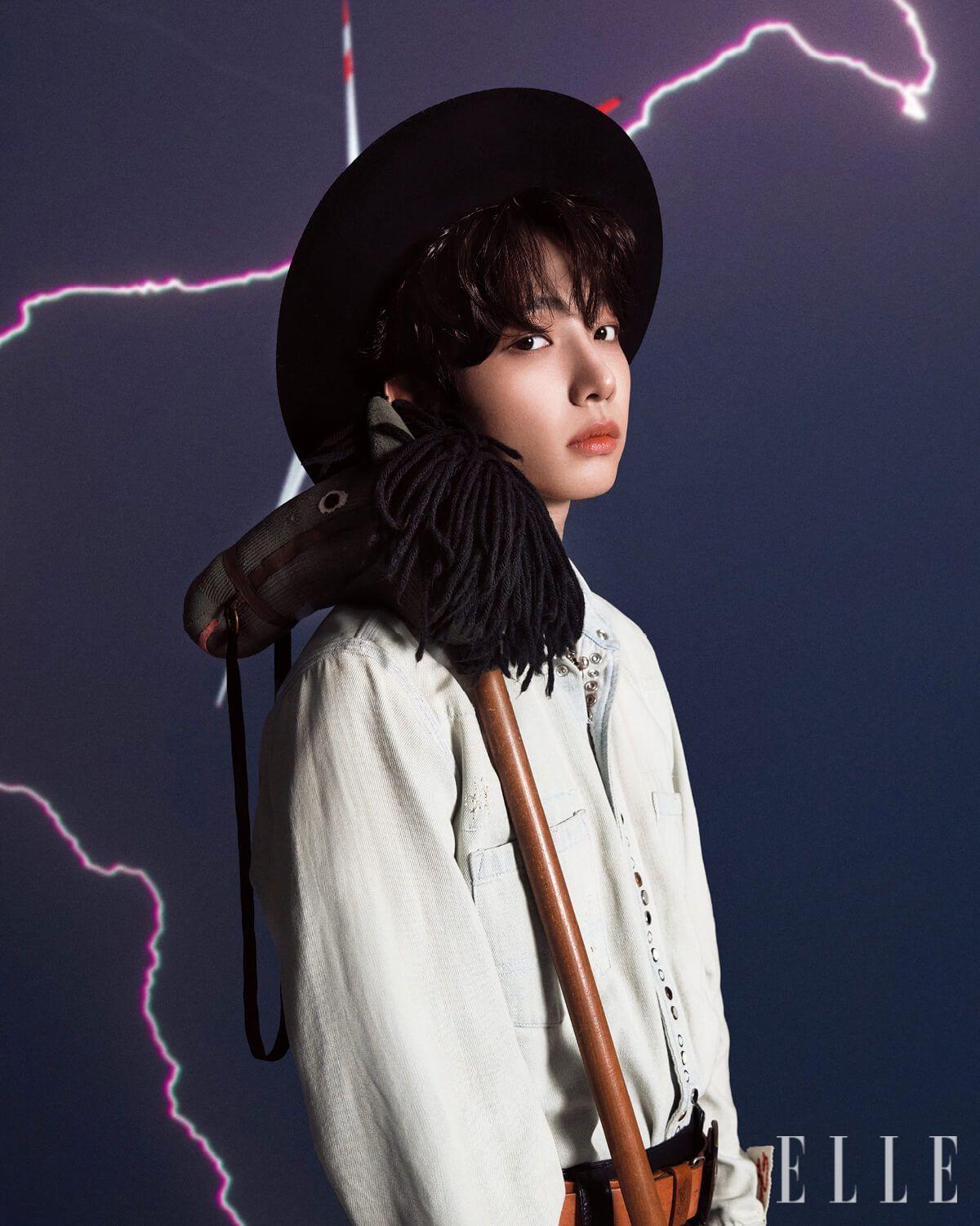 스터드 포인트의 데님 셔츠는 Golden Goose. 블랙 레더 쇼츠는 1017 Alyx 9sm. 카우보이모자와 브라운 버클 벨트는 모두 스타일리스트 소장품. 