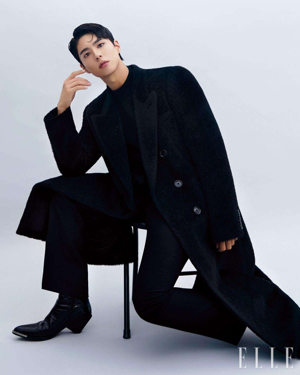 블랙 롱 코트와 이너 웨어로 입은 블랙 니트, 울 개버딘 팬츠와 부츠는 모두 Celine Homme Collection.