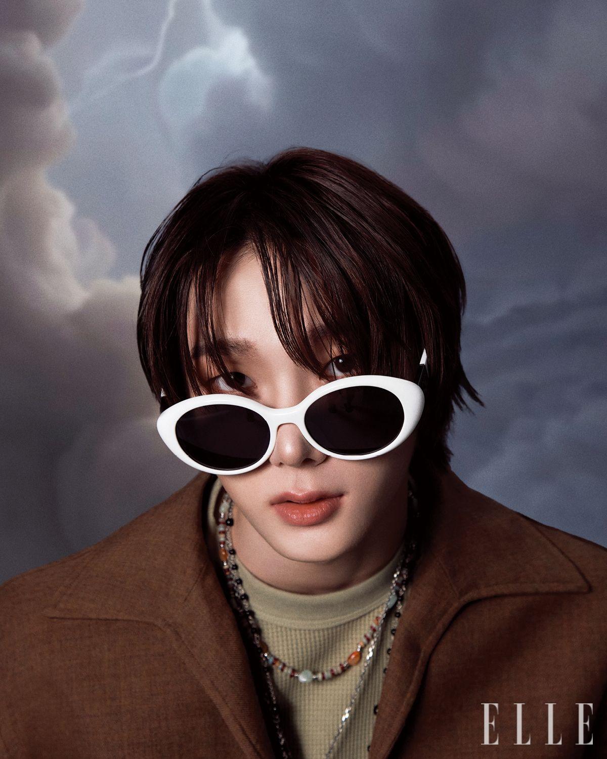 보 디테일의 데님 셔츠는 Loewe. 부츠 컷 데님 팬츠는 Acne Studios. 라운드 토 첼시 부츠는 Camper Lab. 실버 링은 Chrome Hearts. 브라운 자수 디테일의 벨트는 스타일리스트 소장품.