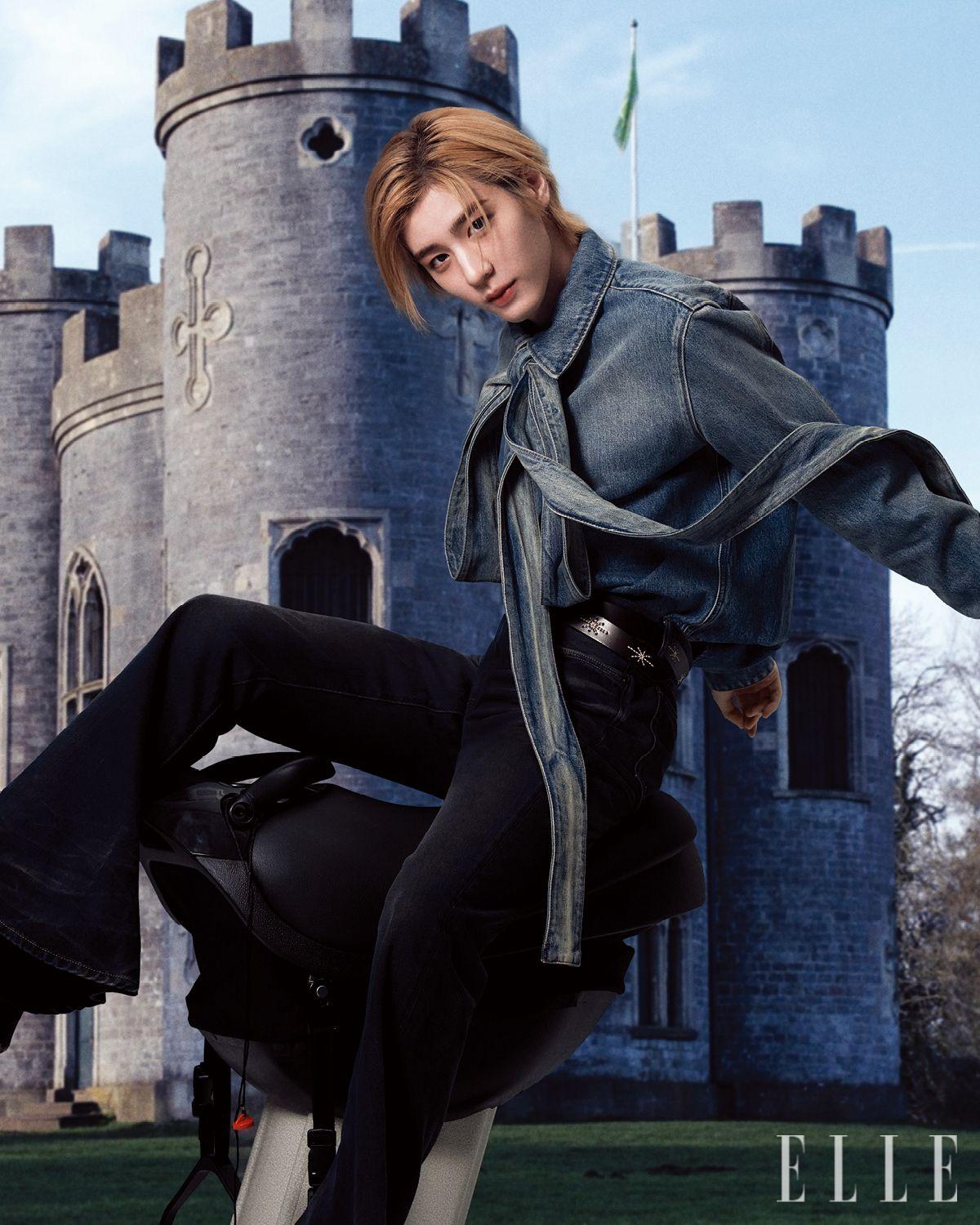 보 디테일의 데님 셔츠는 Loewe. 부츠 컷 데님 팬츠는 Acne Studios. 라운드 토 첼시 부츠는 Camper Lab. 실버 링은 Chrome Hearts. 브라운 자수 디테일의 벨트는 스타일리스트 소장품.