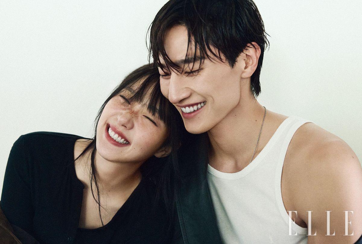 김고은이 입은 보디수트는 Acne Studios. 노상현이 입은 레더 재킷은 Lemaire. 이너 웨어로 입은 슬리브리스는 Saint Laurent. 