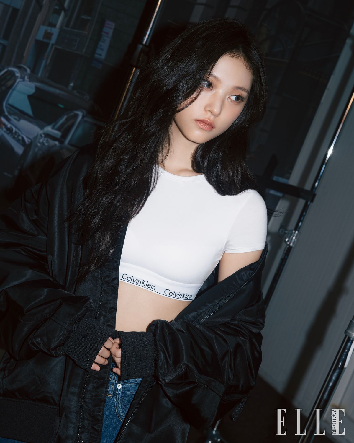유니섹스 봄버 재킷은 Calvin Klein. 이너로 입은 화이트 크롭 톱은 Calvin Klein Underwear. 스트레이트 핏 데님팬츠는 Calvin Klein Jeans.