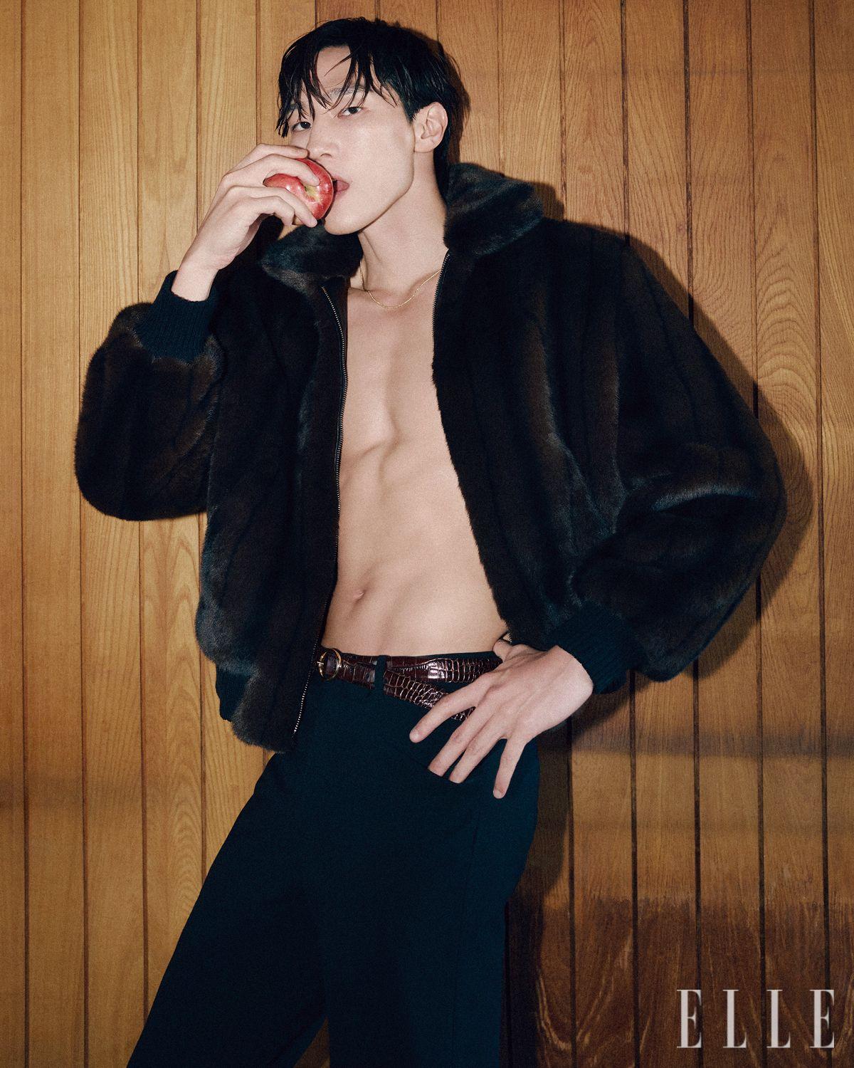 페이크 퍼 재킷과 팬츠는 모두 Ernest W. Baker by 10 Corso Como Seoul. 벨트는 스타일리스트 소장품.