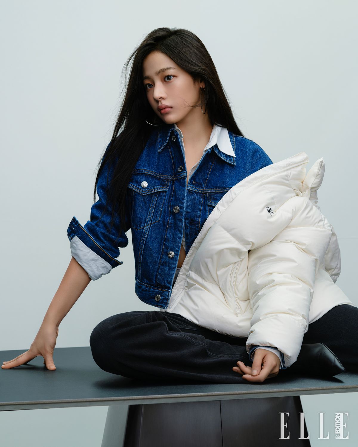 은은한 광택이 도는 화이트 다운 재킷, 오버 사이즈 데님 트러커 재킷, 포플린 소재의 화이트 셔츠, 와이드 데님 팬츠는 모두 Calvin Klein Jeans. 부츠는 스타일리스트 소장품. 