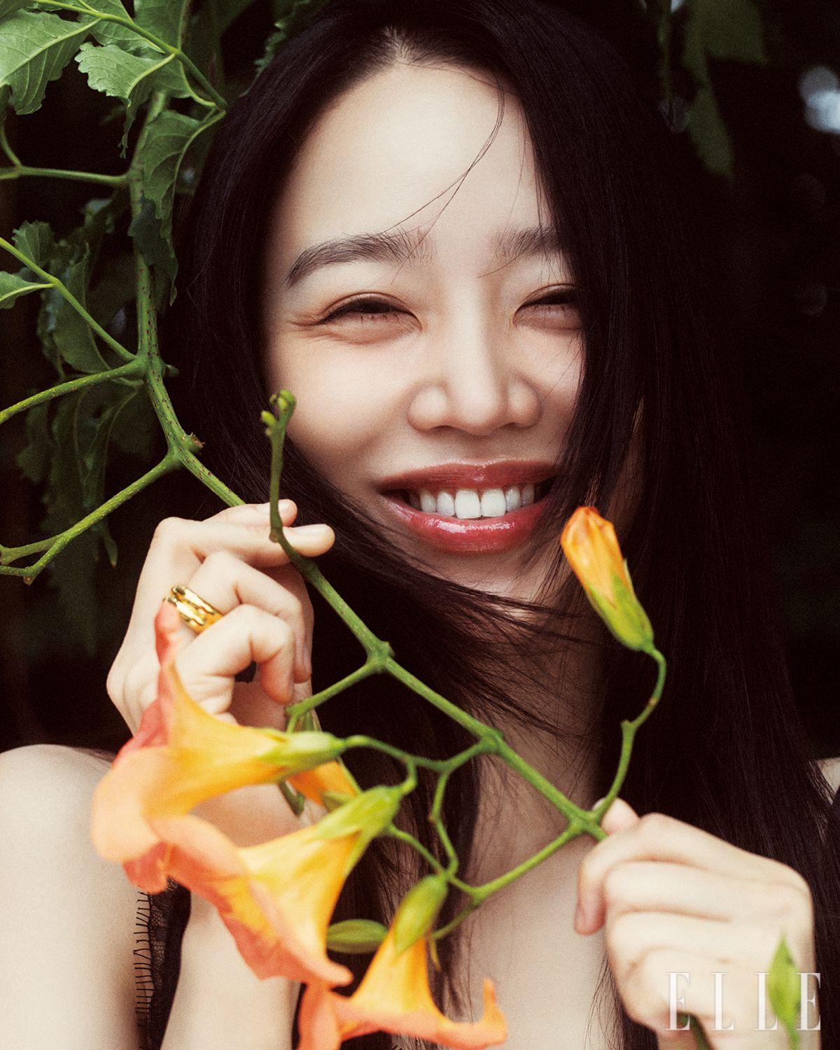 신혜선이 착용한 골드 이어커프는 Portrait Report. 