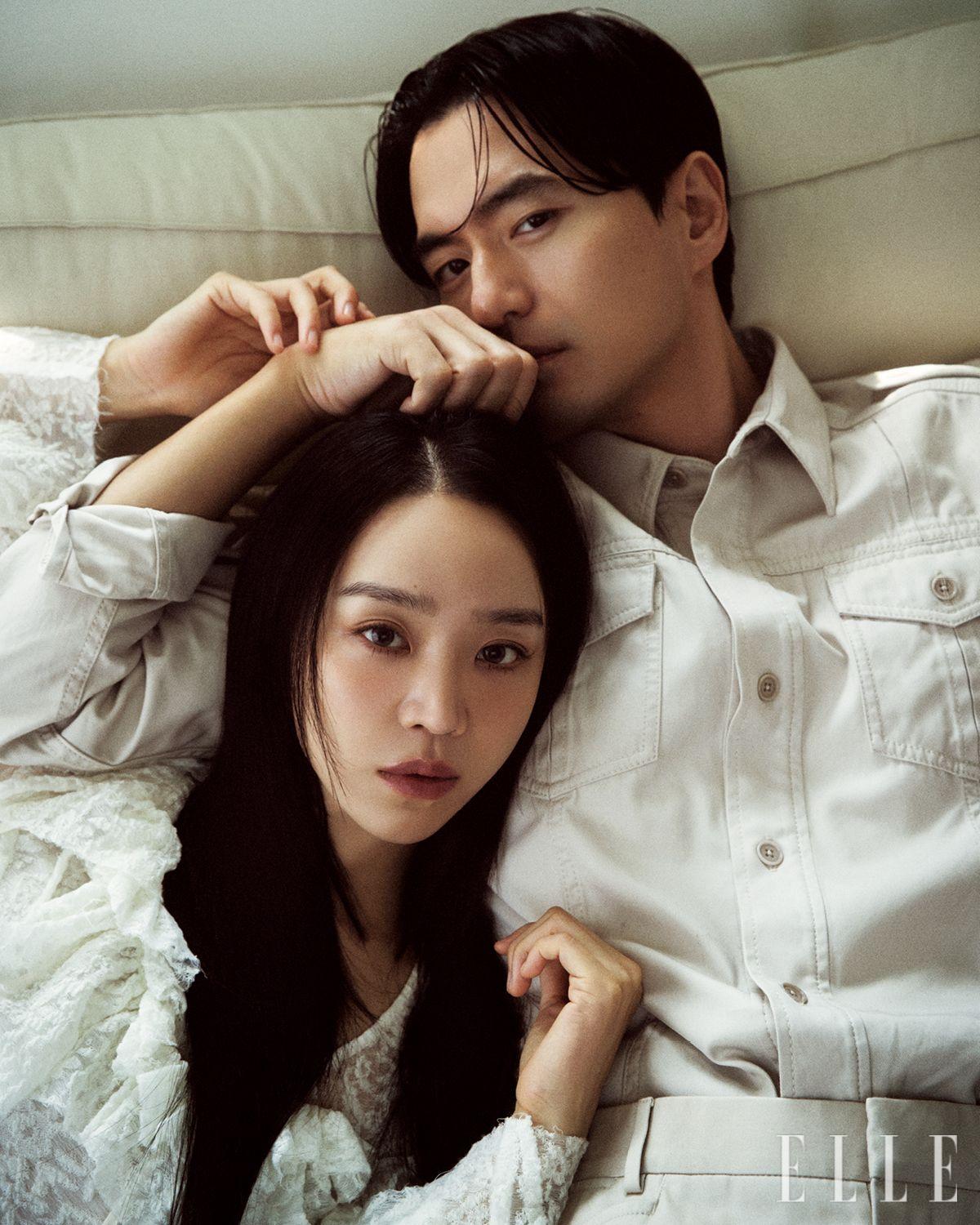 신혜선이 입은 화이트 레이스 드레스는 Elywood by Adekuver. 이진욱이 입은 셔츠는 Tom Ford. 