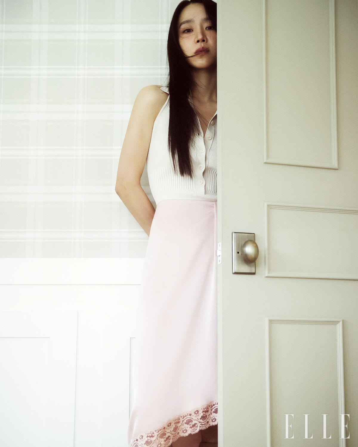 홀터넥 톱은 YCH. 핑크 레이스 스커트는 Blumarine. 베이지 롱부츠는 Givenchy. 