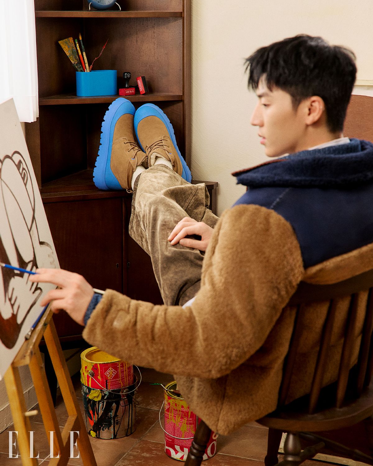 블루 컬러의 아웃솔이 돋보이는 뉴멜 웨더 하이브리드 부츠는 34만8천원, Ugg.
