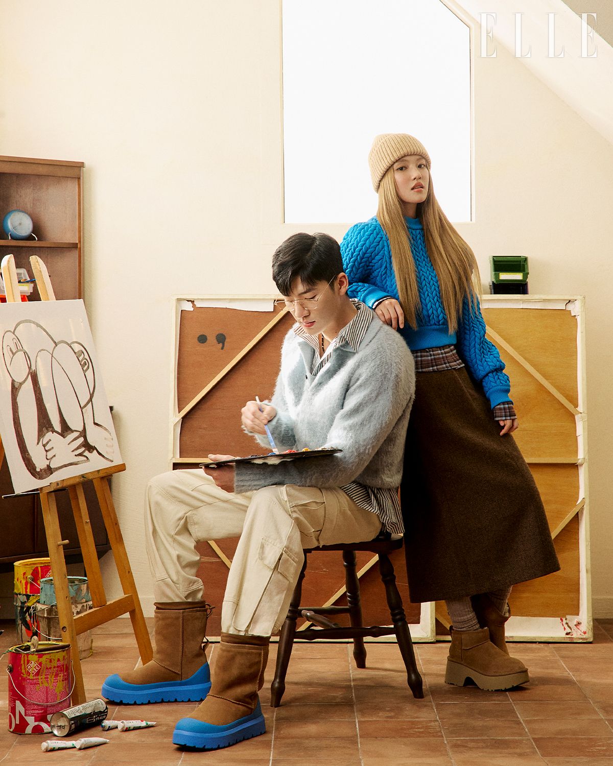 후신이 신은 클래식 숏 웨더 하이브리드는 39만8천원, Ugg. 이소가 신은 클래식 울트라 미니 뉴 하이츠는 27만8천원, Ugg.