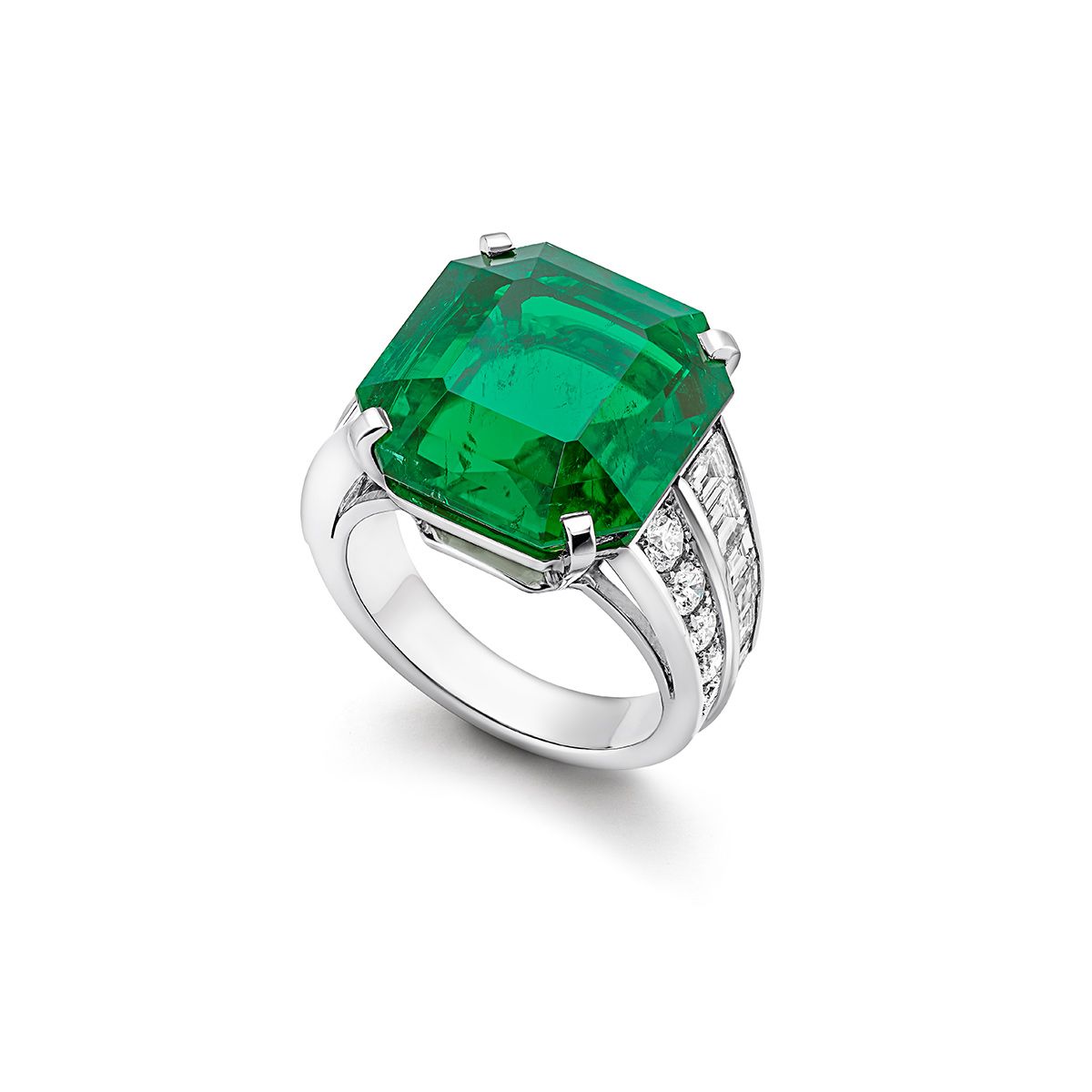 에메랄드 로얄티 컬러의 링은 BVLGARI.