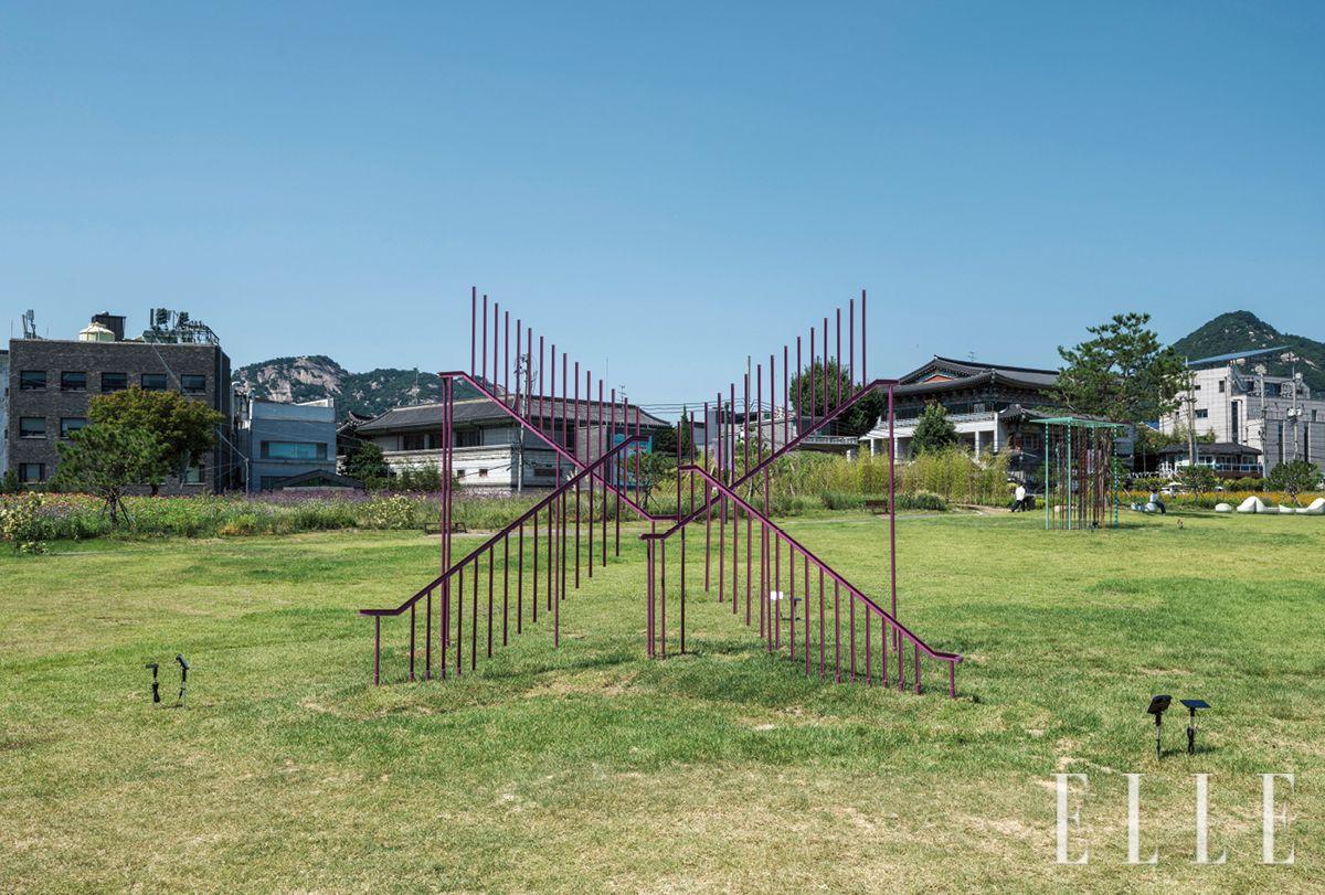 제1회 서울조각페스티벌이 개최된 열린송현녹지광장에 전시된 ‘에어 립 Air Rib’(2024).