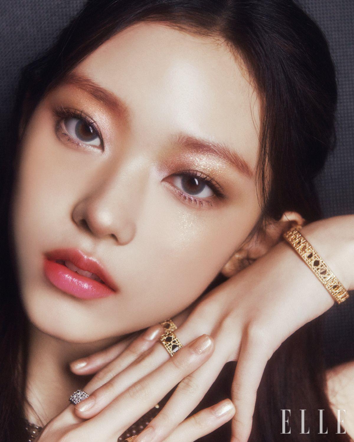 튤 드레스는 Dior. 주얼리는 모두 Dior Joaillerie.