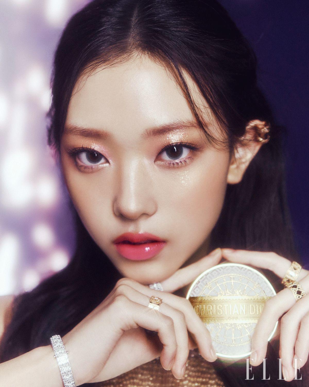  프린지 튤 드레스는 Dior. 마이 디올 브레이슬릿과 링, 이어 커프는 모두 Dior Joaillerie.ㅍ