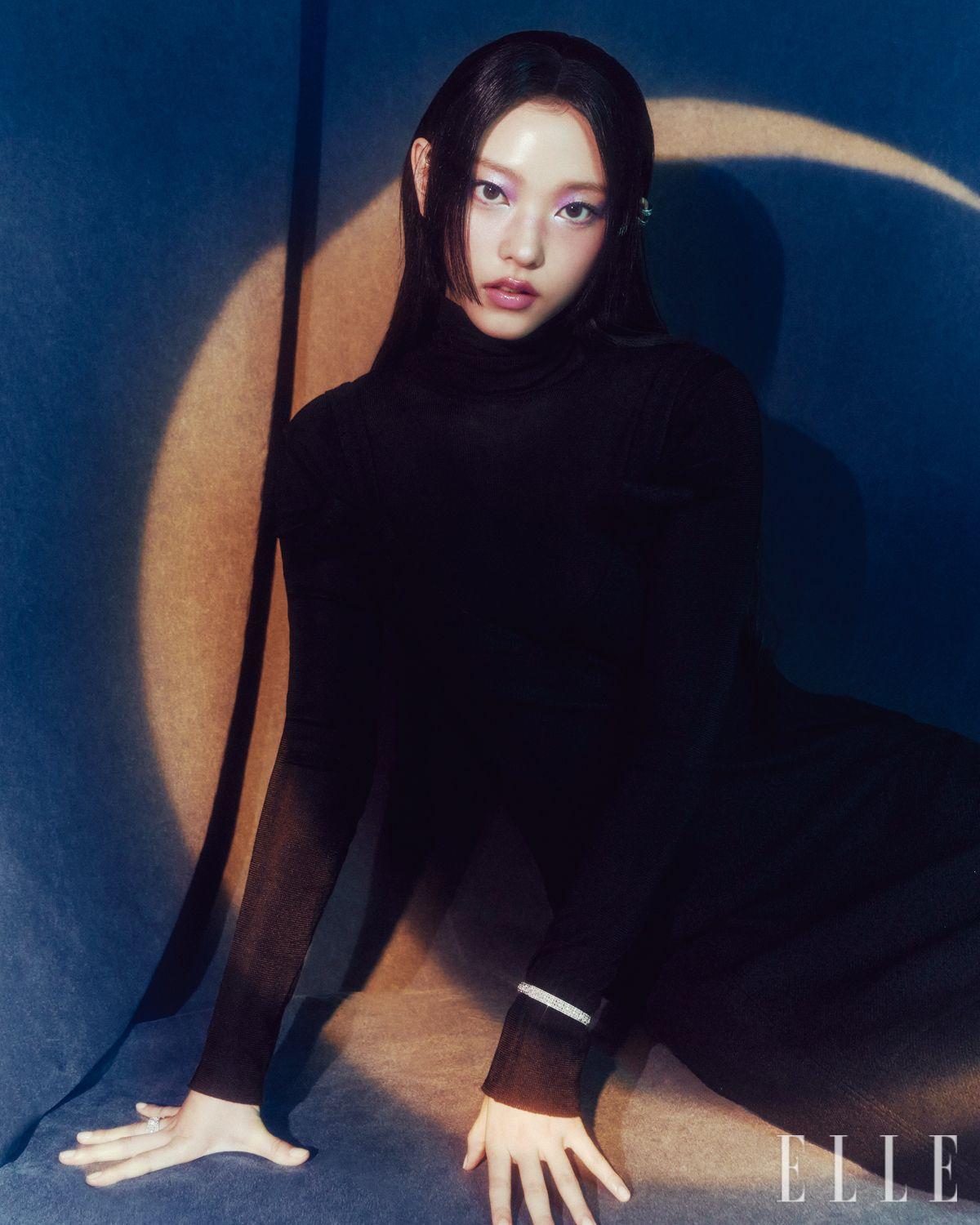 ‘Miss Dior’ 보 디테일의 라이트 울 & 코튼 드레스와 캐시미어 & 실크 블랙 터틀넥 스웨터는 모두 Dior. 마이 디올 이어 커프와 브레이슬릿, 링은 모두 Dior Joaillerie.