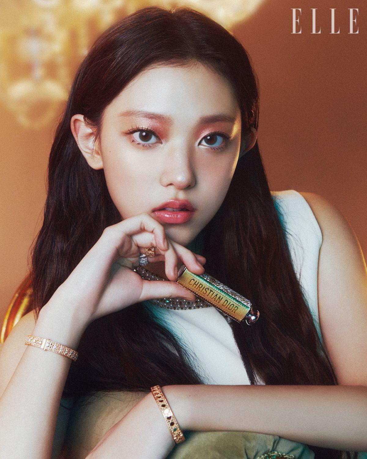 화이트 실크 톱과 스커트는 모두 Dior. 마이 디올 브레이슬릿과 링은 모두 Dior Joaillerie.