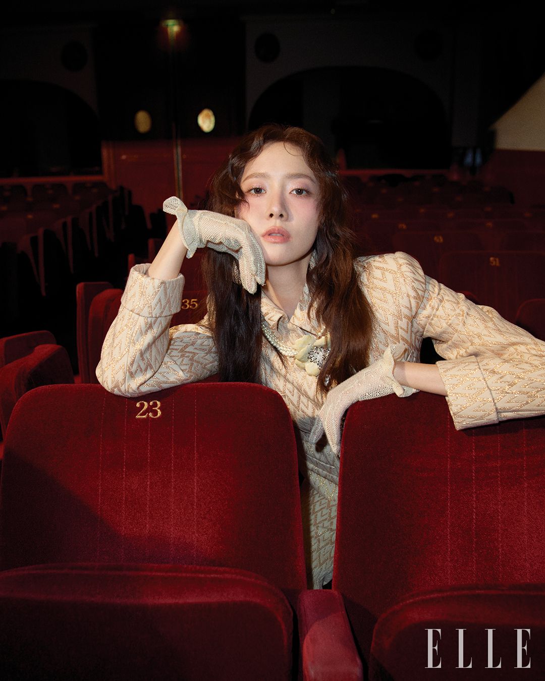 ‘투트 라 브이’ 수트 세트업은 Valentino. 브이로고 시그너처 글러브, 플라워 아플리케의 ‘플레르 루미너스’ 네크리스는 모두 Valentino Garavani.