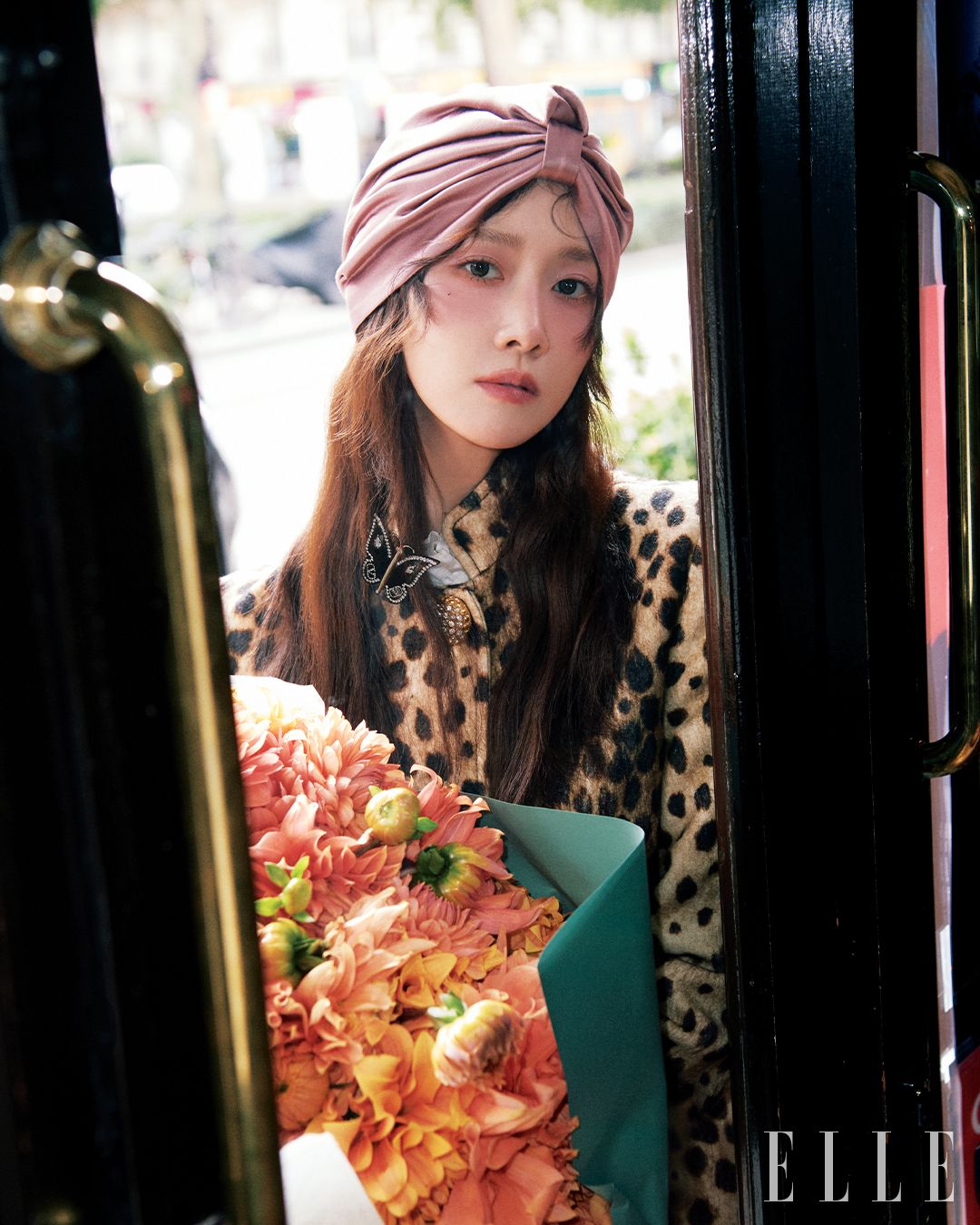 레오퍼드 재킷은 Valentino. 터번과 나비 모양의 ‘벨라일’ 브로치는 Valentino Garavani.