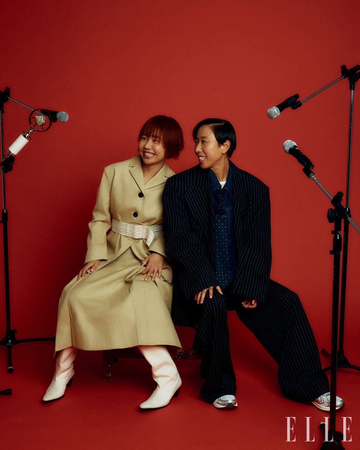 서솔이 착용한 테일러드 재킷과 플리츠 스커트는 모두 Hands eyes heart. 슈즈와 벨트는 모두 스타일리스트 소장품. 강민지가 입은 블랙 스트라이프 테일러드 재킷과 데님 재킷, 스트라이프 팬츠는 모두 모두 Neu_In. 이너 티셔츠는 Parisiens Kyoto Trip. 슈즈는 New Balance. 타이와 타이핀, 벨트는 모두 스타일리스트 소장품.