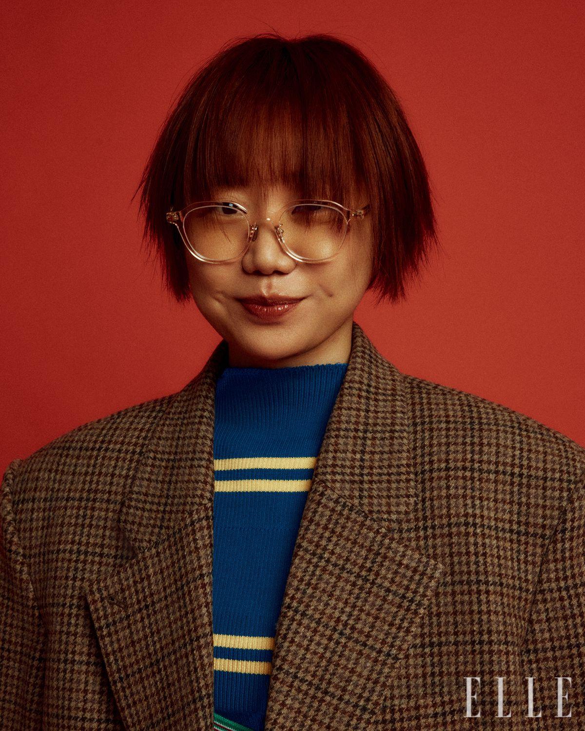서솔이 입은 브라운 재킷은 Langer. 니트 톱은 Hands eyes heart. 안경은 Tom Ford By Dk.
