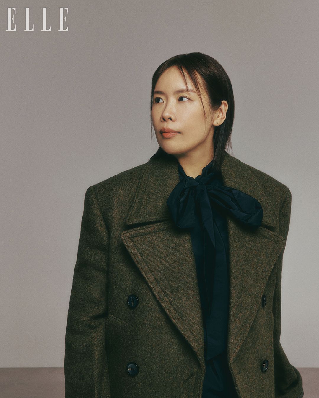 코트는 Ferragamo. 블라우스는 Fabiana Filippi. <살인자의 쇼핑몰>을 비롯해 <엘자의 하인>, 곧 출간을 앞둔 <인간보다 인간적인>까지 강한 여성의 이야기에 집중하고 싶은 강지영 작가. 