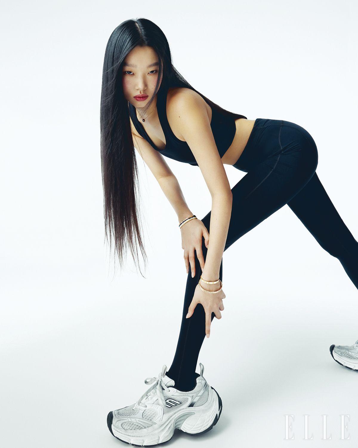 브라톱과 레깅스, 스니커즈는 가격 미정, 모두 Balenciaga.