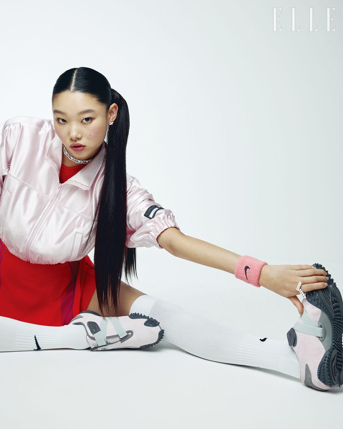 러닝 드레스는 가격 미정, Adidas. 크롭트 재킷은 가격 미정, Alexanderwang. 스니커즈는 가격 미정, PumaxSan San Gear.