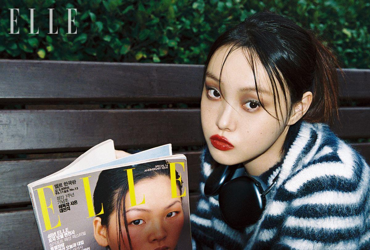 니트 톱은 Jacquemus. 목에 두른 에어팟 맥스는 Apple.