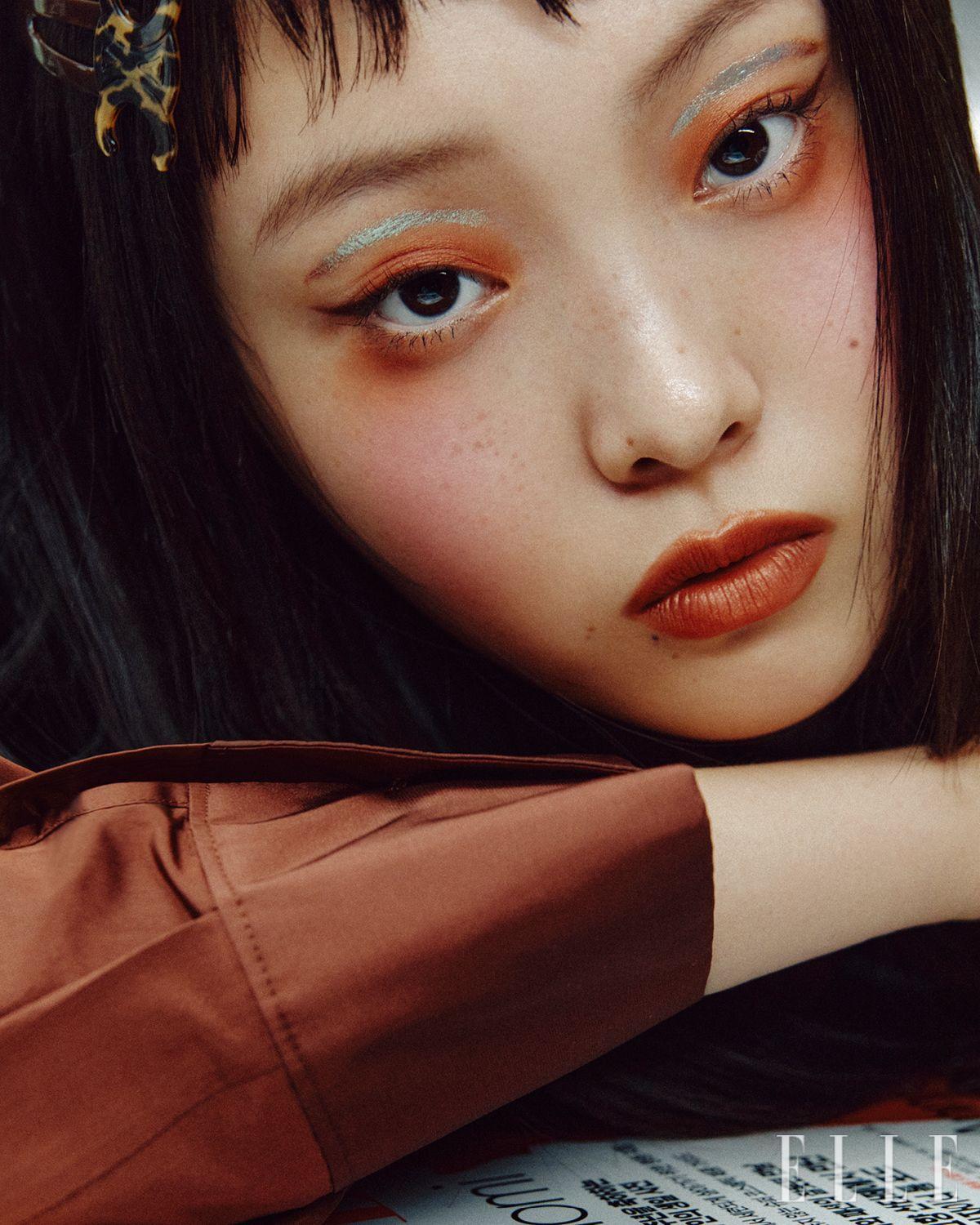 수아가 착용한 니트 베스트는 Marni. 레이어드한 브라운 셔츠는 EENK. 헤어핀은 Celine by Hedi Slimane. 