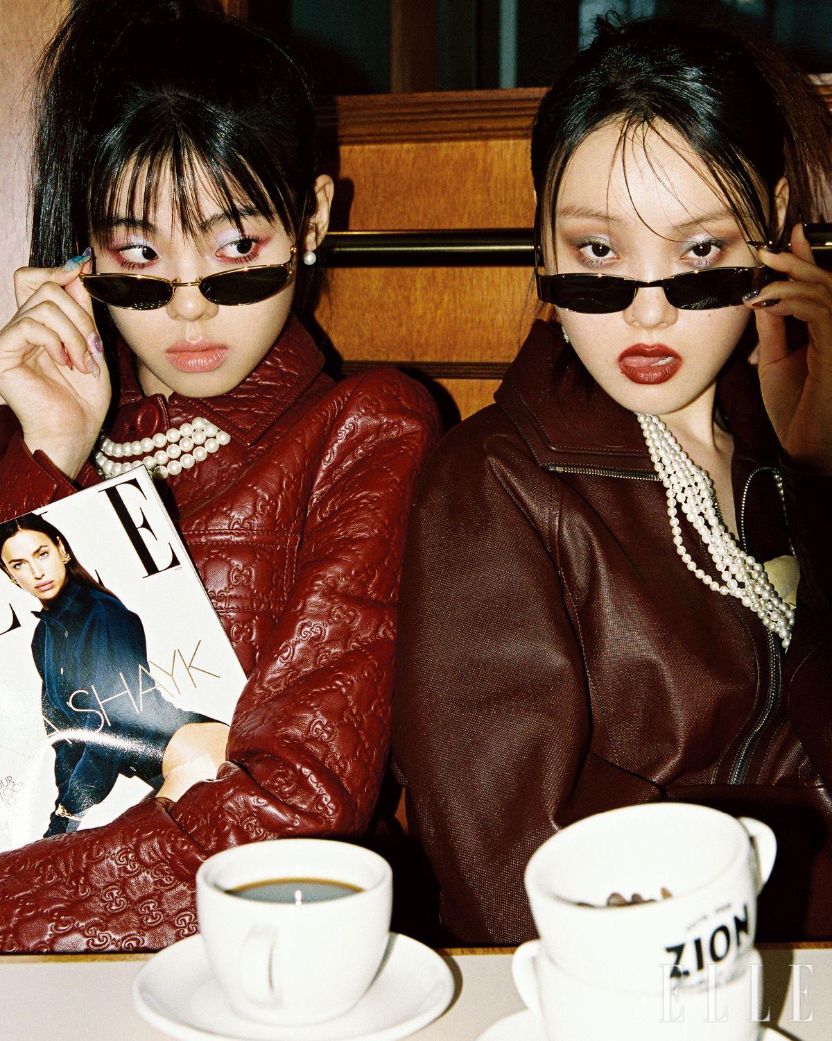 고은이 입은 레더 셔츠는 Gucci. 진주 이어링과 네크리스는 Celine by Hedi Slimane. 선글라스는 Bottega Veneta. 수아의 레더 재킷은 Hermès. 플라워 디테일의 진주 네크리스는 Valentino Garavani. 선글라스는 Saint Laurent by Anthony Vaccarello.