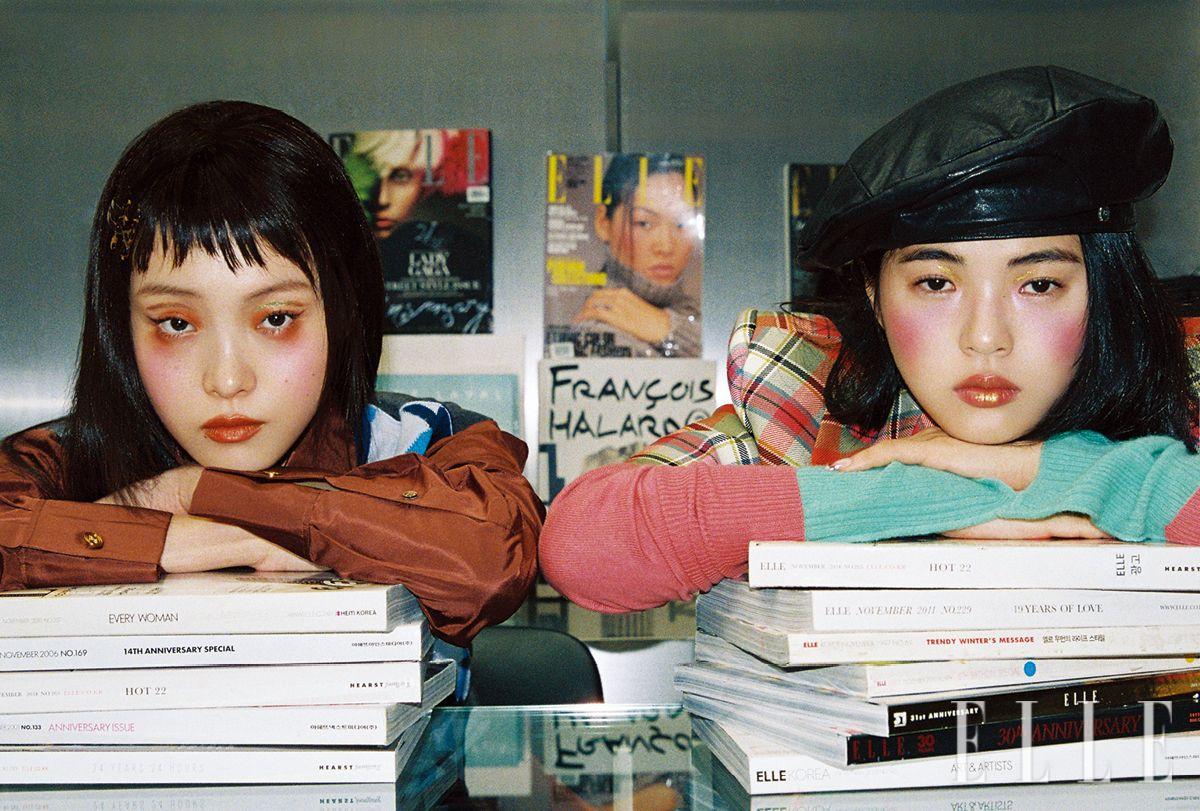 수아가 착용한 니트 베스트는 Marni. 레이어드한 브라운 셔츠는 EENK. 헤어핀은 Celine by Hedi Slimane. 소안이 걸친 체크 재킷과 레이어드한 핑크 카디건은 모두 Vivienne Westwood. 그린 톱은 EENK. 레더 베레는 Brown Hat.
