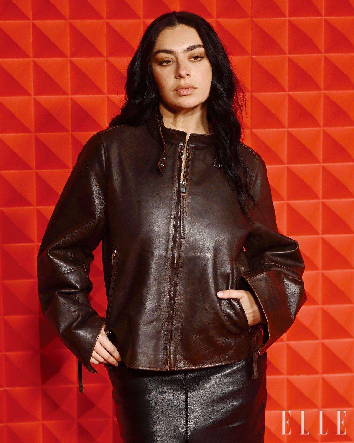 찰리 XCX를 비롯한 많은 셀러브리티가 H&M 글로벌 이벤트에 참석했다.