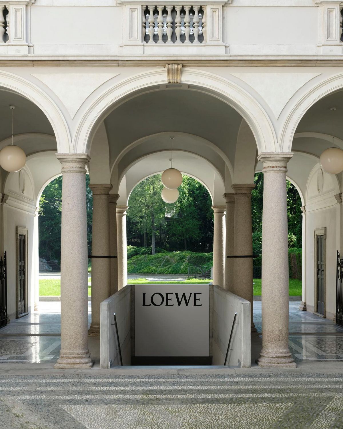 살로네 델 모빌레 2024에서 선보인 LOEWE LAMPS 컬렉션.