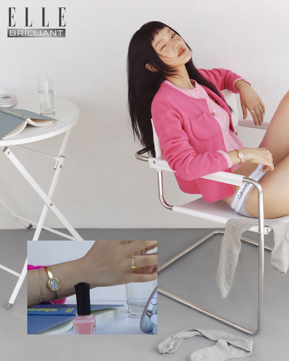 화이트·옐로·핑크 골드 링이 얽혀 있는 ‘트리니티 쿠션 쉐입’ 네크리스는 4백만원대 CARTIER. 왼손 검지와 오른손 약지에 착용한 ‘티파니 T1 내로우 하프 다이아몬드’ 링은 모두 가격 미정 TIFFANY & CO. 오른손에 착용한 타원형 다이얼이 매력적인 미니 사이즈 ‘베누아 드 까르띠에’ 워치는 1천8백만원대 CARTIER. 18K 옐로 골드에 에메랄드를 세팅한 미니 사이즈 ‘프리볼’ 브레이슬릿은 가격 미정 VANCLEEF & ARPELS. 니트 카디건은 BERENICE. 언더웨어는 CALVIN KLEIN UNDERWEAR.
