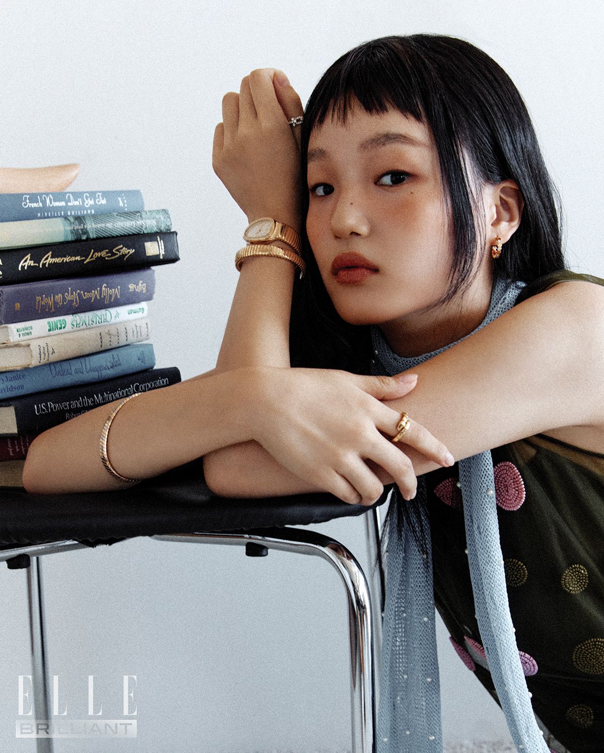 옐로 골드 소재에 다이아몬드를 세팅한 ‘비 마이 러브 후프’ 이어링은 가격 미정 CHAUMET. 왼손 엄지에 착용한 옐로 골드 소재에 다이아몬드를 세팅한 ‘티파니 하드웨어 스몰 링크’ 링은 가격 미정 TIFFANY & CO. 뱀을 모티프로 한 ‘세르펜티 투보가스’ 워치는 가격 미정, 오른팔에 착용한 옐로·화이트·로즈 골드 소재가 어우러진 ‘불가리 투보가스’ 브레이슬릿은 1천2백60만원대, 검지에 착용한 옐로 골드 소재의 뱀 모티프 ‘세르펜티 바이퍼’ 링은 3백16만원 모두 BVLGARI. 구슬 자수 디테일의 시스루 드레스는 FENDI. 진주 장식 스카프는 PORTS PURE.