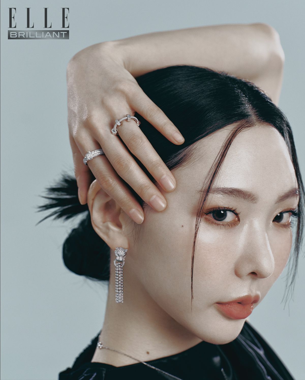 화이트 골드 소재의 ‘팬더 드 까르띠에’ 이어링은 가격 미정, 검지에 착용한 ‘팬더 드 까르띠에’ 링은 2천3백만원대, 약지에 착용한 화이트 골드 소재의 ‘에크루 드 까르띠에’ 링은 3백만원대, 베젤과 다이얼에 다이아몬드를 세팅한 ‘발롱 블루 드 까르띠에’ 워치는 1천9백만원대 모두 CARTIER.
