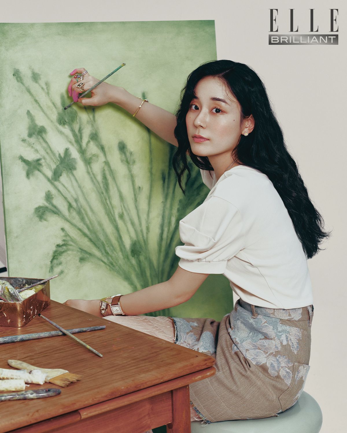 오른손 검지에 착용한 그린 컬러 에나멜의 ‘오페라 튤레’ 링은 9백만원대 BUCCELLATI. 약지에 레이어드해 착용한 플라워 모티프의 ‘디오레트’ 링은 가격 미정 DIOR JOAILLERIE. 로즈 골드에 오렌지 사파이어, 핑크 투르말린 등 다채로운 원석을 세팅한 ‘이코니카’ 링은 가격 미정 POMELLATO. 소지에 착용한 파베 세팅 다이아몬드의 ‘티파니 T 트루 파베 와이드’ 링은 가격 미정 TIFFANY & CO. ‘오페라 튤레’ 브레이슬릿은 1천4백만원대 BUCCELLATI. 핑크 골드에 다이아몬드와 래커 소재를 결합한 ‘디오레트’ 이어링은 가격 미정 DIOR JOAILLERIE. 왼손 검지에 착용한 다이아몬드와 루비 세팅의 ‘벨 에포크’ 링은 가격 미정 DAMIANI. 약지에 착용한 옐로·화이트 골드의 ‘오페라 튤레’ 링은 1천만원대 BUCCELLATI. 자물쇠 모양의 참이 돋보이는 ‘켈리’ 워치, 베젤에 다이아몬드를 세팅한 ‘에이치 아워’ 워치는 모두 가격 미정 HERMÈS. 톱, 스커트는 모두 가격 미정. VIVIENNE WESTWOOD. 레이스 팬츠는 9만8천원 GYEONG.