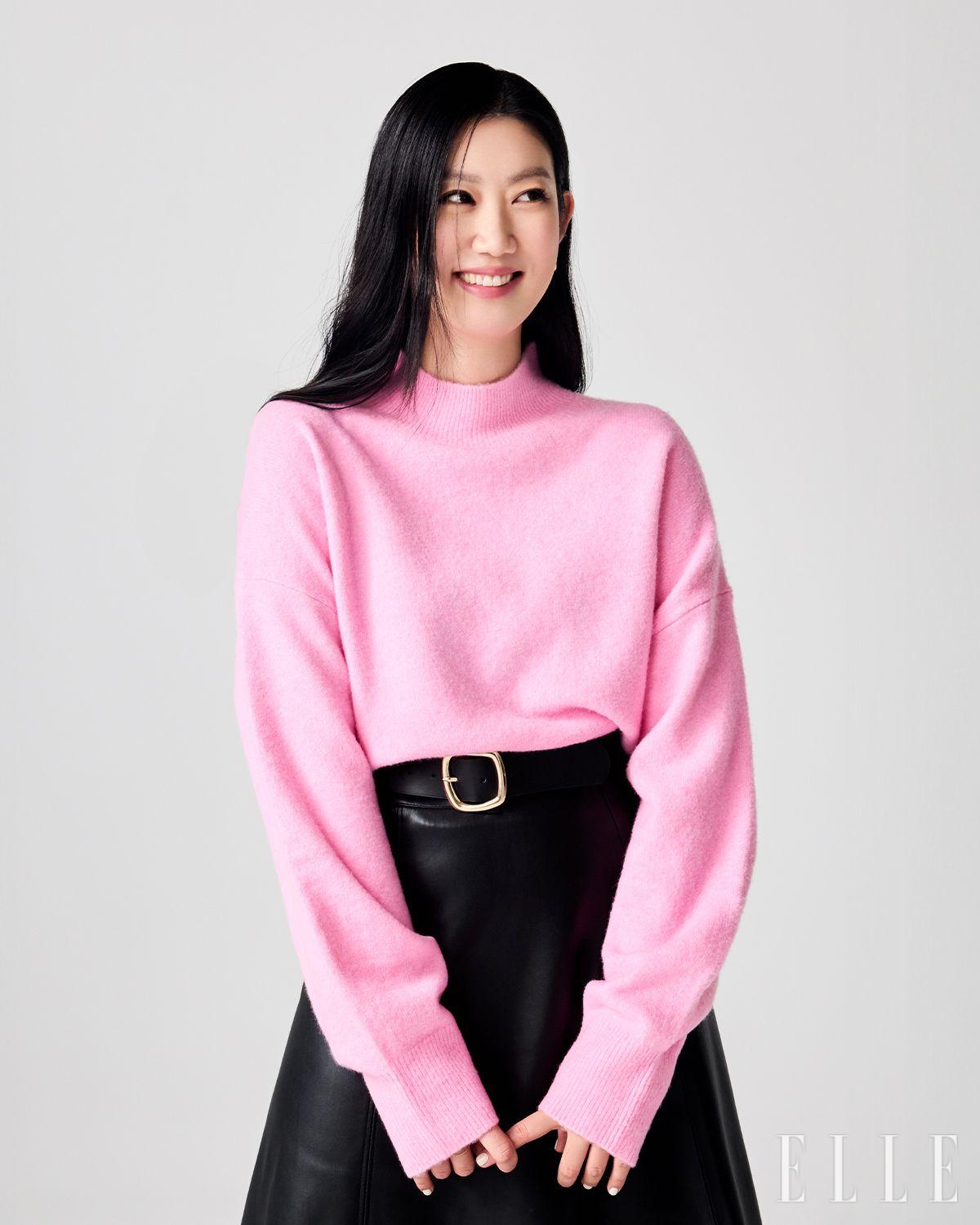 핑크 컬러 스웨터는 & Other Stories. 레더 스커트는 Zara.