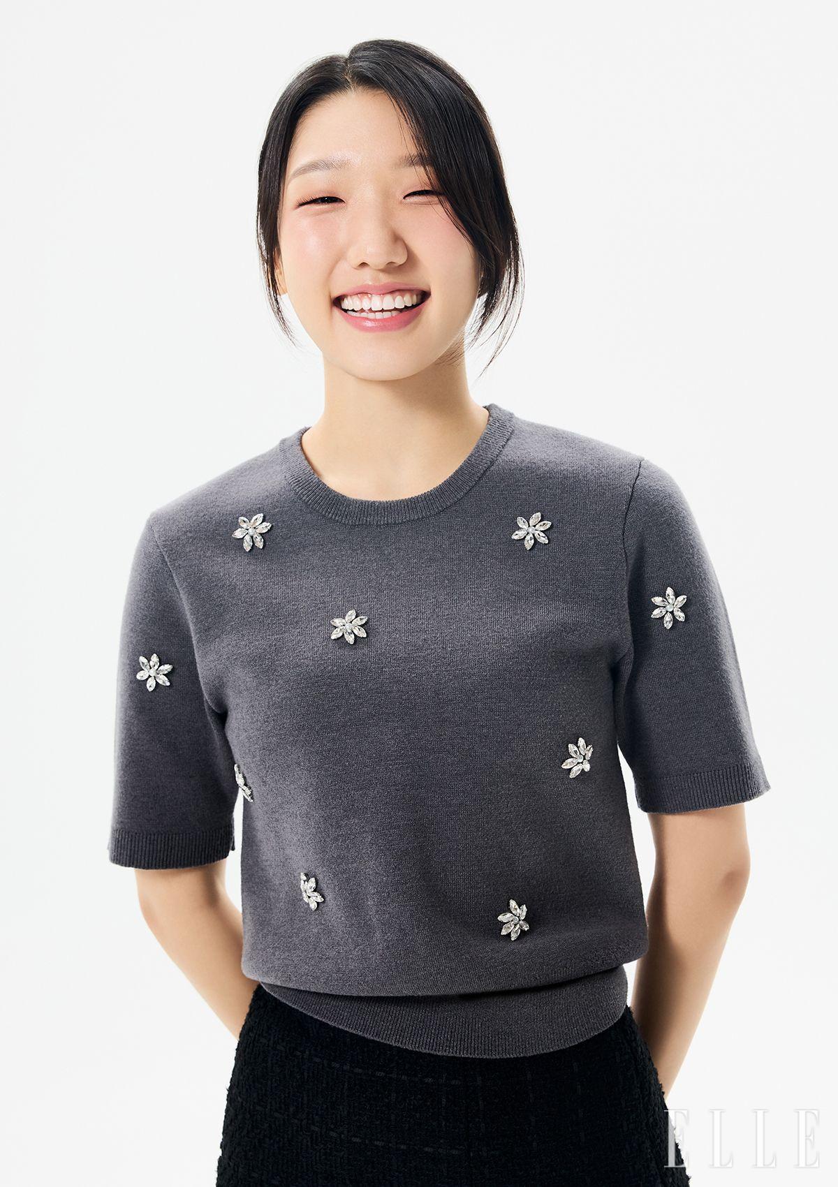 주얼 포인트 톱과 울 스커트는 모두 Zara.