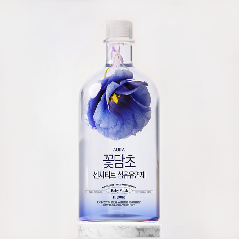 아우라 꽃담초 센서티브 섬유유연제 베이비 머스크향 | 구연산과 꽃 발효 식초가 주성분인 저점도, 무색소 비건 인증 제품. 악취 탈취 효과도 있다. 1L 1만9백원. 