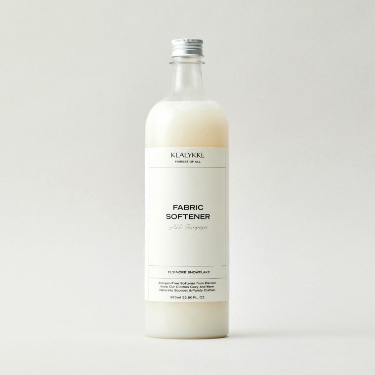 클라리케 섬유유연제 엘시노어 스노우플레이크 | 드럼 세탁기로 빨래 3kg 미만에 3mL, 5kg엔 5mL, 일반 세탁기 물 50L에 10mL 사용. 병풀 추출물, 편백수, 어성초 추출물 함유. 970mL 2만9천5백원. 