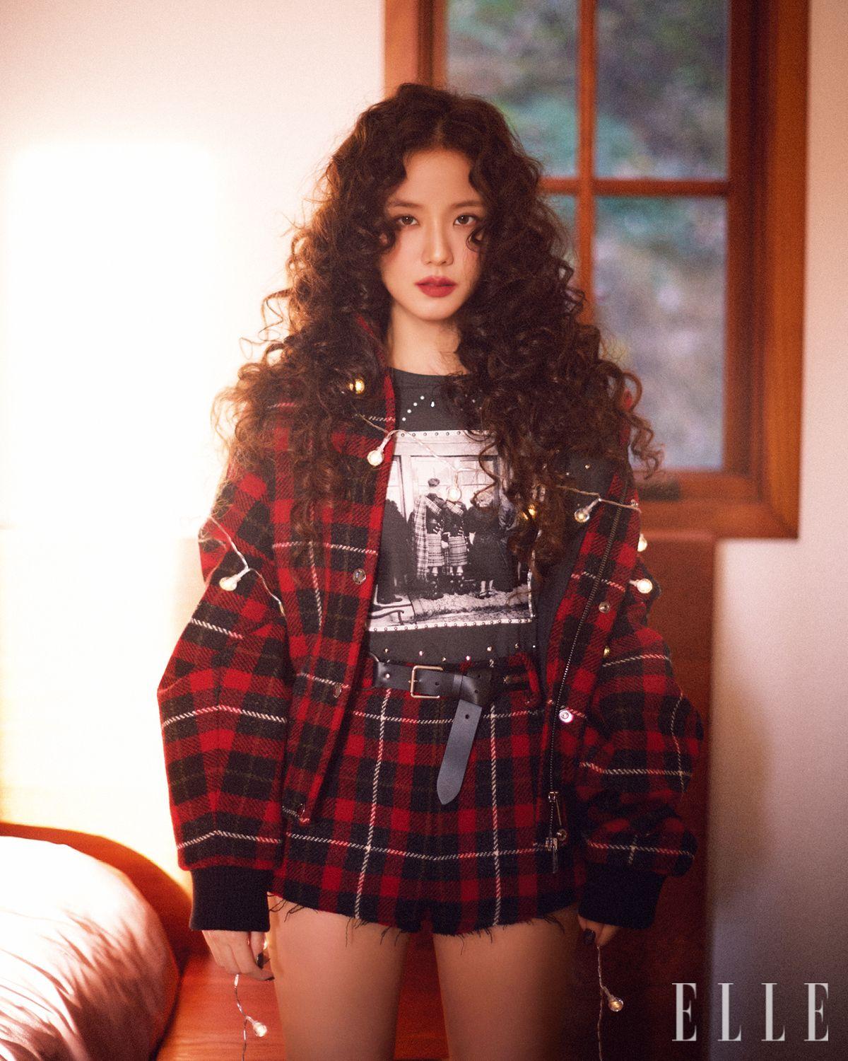 버진 울 보머와 쇼츠, 스터디드 티셔츠, 하네스 벨트는 모두 Dior.