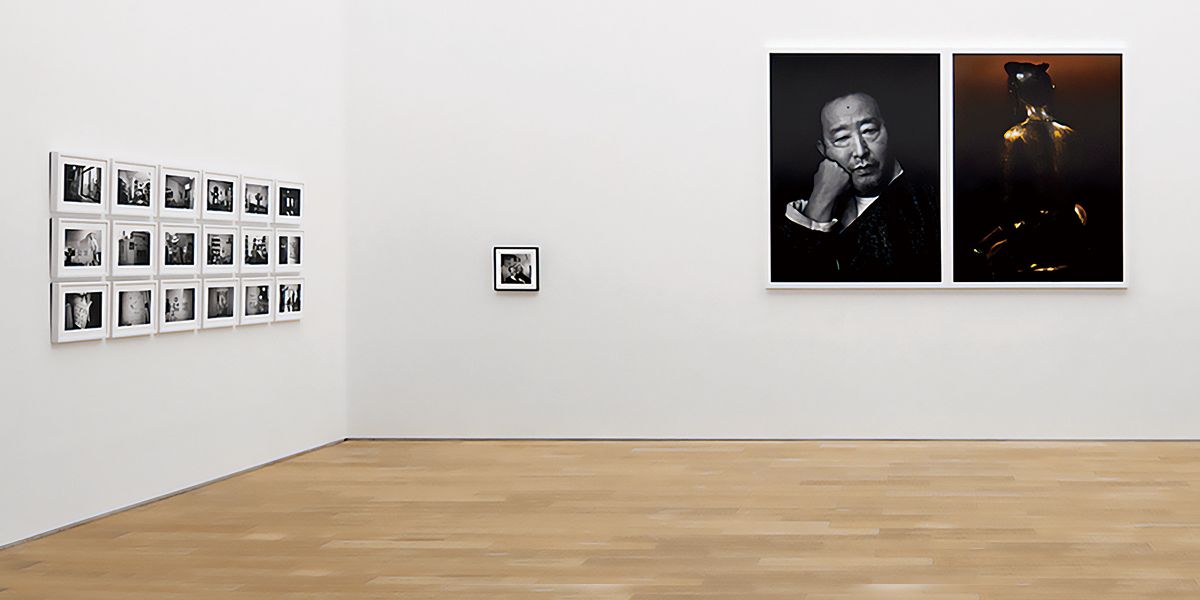 백남준과 반가사유상의 시선을 상상하게 하는 작품과 그의 사적인 순간이 담긴 공간. 