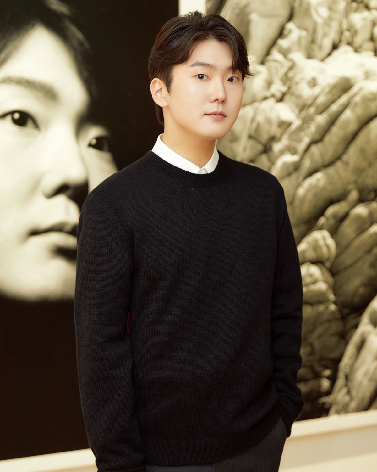 포트레이트 앞에 선 피아니스트 조성진. 