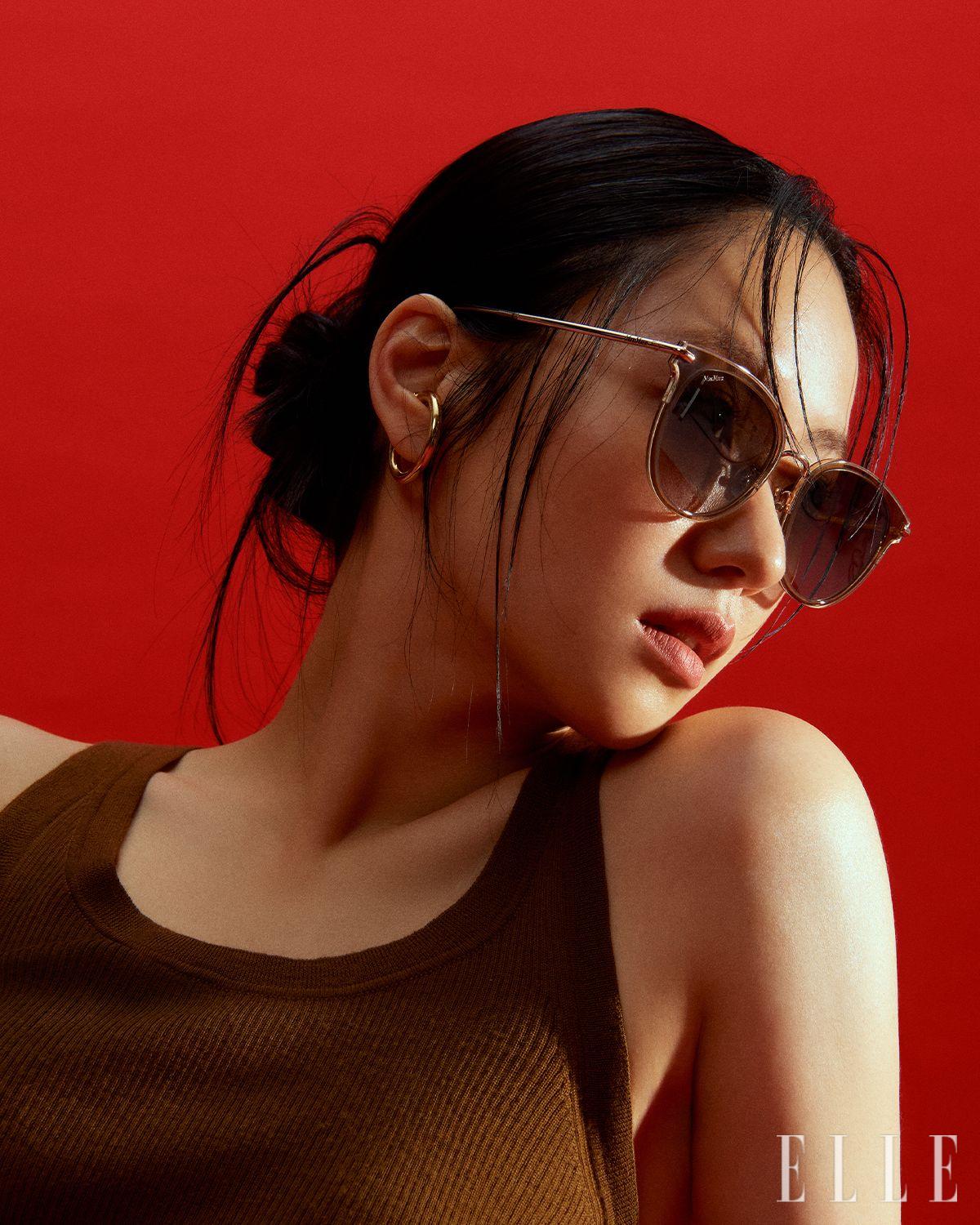 캐주얼한 무드의 ‘MM-0149-K’선글라스는 39만원대 Max Mara Eyewear by DK. 브라운 톱은 MaxMara.