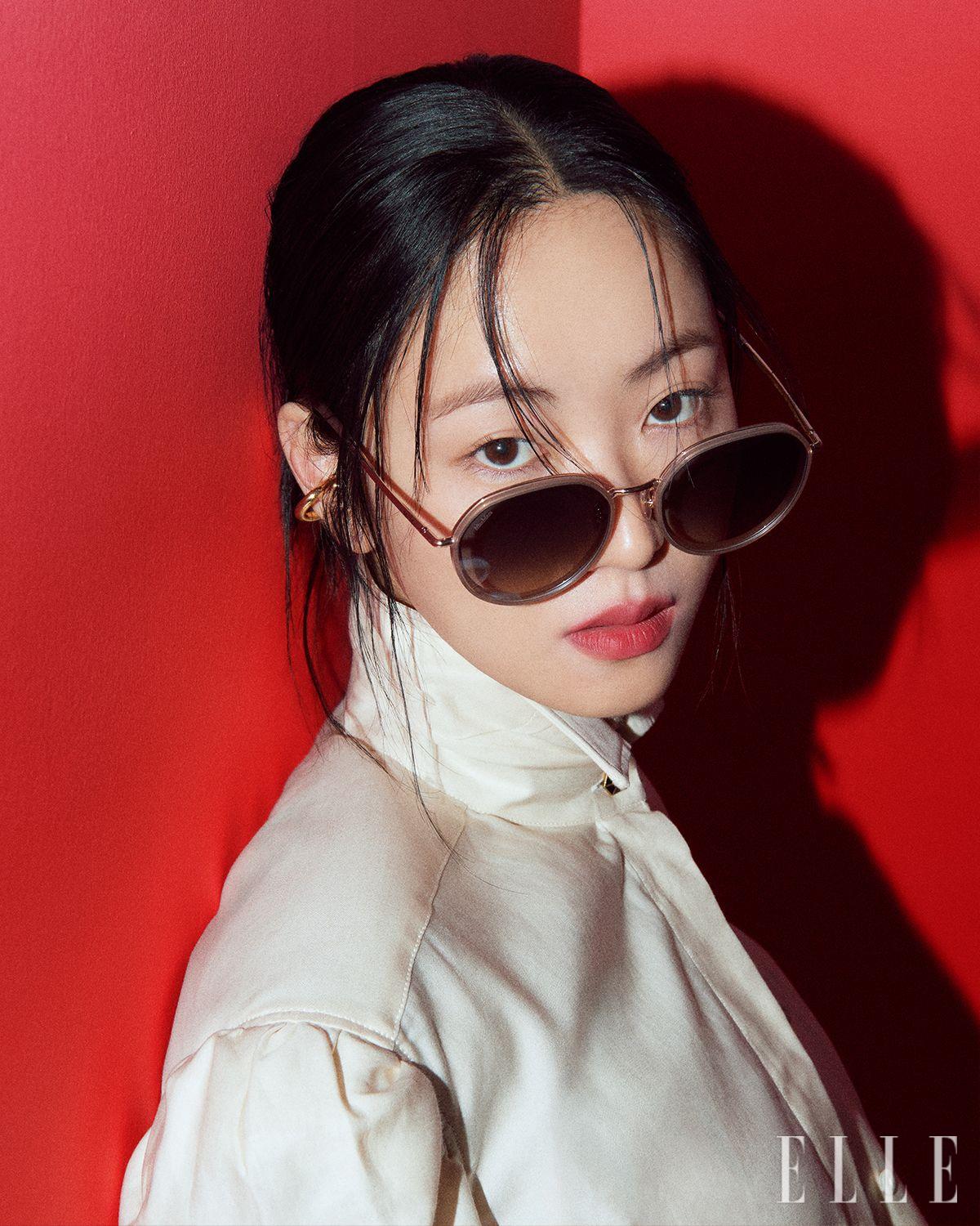 미니멀 판토형 디자인의 ‘MM-0148-K’ 선글라스는 39만원대 Max Mara Eyewear by DK. 화이트 셔츠와 레이어링한 실크 톱은 MaxMara. 이어커프는 스타일리스트 소장품.